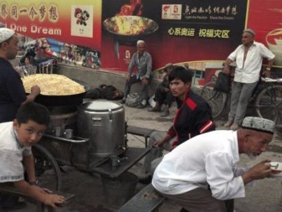 Cảnh bán thức ăn đường phố ở khu vực Kashgar của Tân Cương. Ảnh: AP