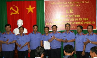 Ông Vũ Đăng Khoa, Thủ trưởng Cơ quan điều tra VKSNDTC trao Quyết định thành lập Phòng 10