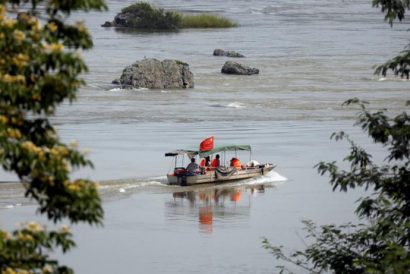 Các kỹ sư Trung Quốc khảo sát đoạn sông Mekong tại biên giới giữa Lào và Thái Lan ngày 23-4. Ảnh: REUTERS