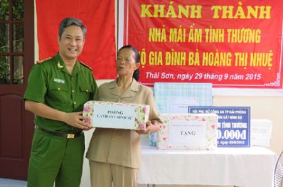  Đại tá Lê Hồng Thắng trao quà cho 1 hộ nghèo