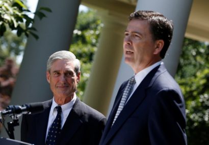 Ông Mueller (trái) lắng nghe ông James Comey phát biểu tại Nhà Trắng ngày 21-6-2013 về việc được bổ nhiệm vào vị trí giám đốc FBI dưới trào Obama - Ảnh: Reuters