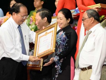  Lãnh đạo Thành ủy TP.HCM tặng bằng khen cho các cá nhân thực hiện tốt học tập và làm theo tư tưởng, đạo đức, phong cách Hồ Chí Minh. Ảnh: Tá Lâm