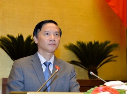 Chủ nhiệm Ủy ban Pháp luật Nguyễn Khắc Định trình bày báo cáo thẩm tra Dự luật