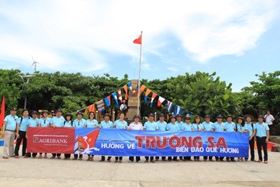 Đoàn cán bộ của Agribank chụp ảnh lưu niệm tại Đảo Trường Sa Đông