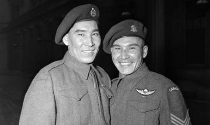 Tommy Prince (phải) cùng đồng đội. Ảnh: War History.
