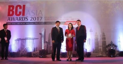 Bà Hương Trần Kiều Dung, Phó chủ tịch HĐQT Tập đoàn FLC - đại diện Tập đoàn FLC - nhận giải “Top 10 nhà phát triển tốt nhất Việt Nam” thuộc khuôn khổ giải thưởng BCI Asia Awards.