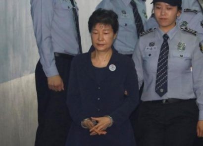  Bà Park Geun-hye bị còng tay khi đến phiên tòa. Ảnh: REUTERS