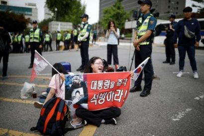  Một người biểu tình ủng hộ bà Park Geun-hye trước tòa án hôm nay. Ảnh: REUTERS.
