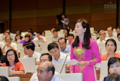  Đại biểu Quốc hội Nguyễn Thị Xuân phát biểu tại hội trường (Ảnh: Quochoi.vn)