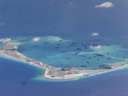 Ảnh chụp của Hải quân Mỹ ngày 21-5-2015 cho thấy các tàu nạo vét của Trung Quốc hoạt động trái phép ở đá Vành Khăn thuộc quần đảo Trường Sa của Việt Nam. Ảnh: US NAVY