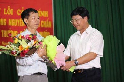  Ông Ngô Hồng Phúc, Phó Chánh Toà phúc thẩm TAND Tối cao xin lỗi, tặng hoa ông Nguyễn Thanh Chấn (người bên trái)