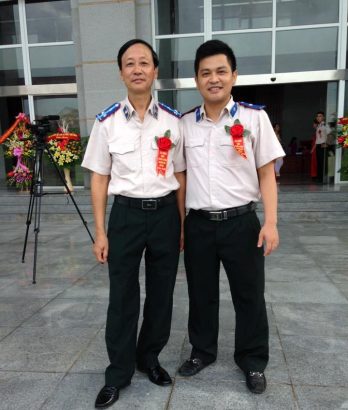  Chấp hành viên Nguyễn Thanh Tùng (người bên phải), Cục THADS tỉnh Hưng Yên