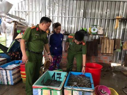  Lực lượng chức năng bắt quả tang 2 hộ kinh doanh bơm tạp chất vào tôm.