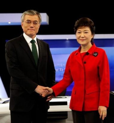  Minh bạch chính trị là bài học mà Tổng thống Moon Jae-in không thể quên để tránh vết xe đổ của người tiền nhiệm