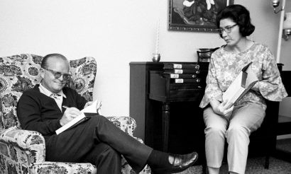  Tác giả Truman Capote và người bạn thân, nhà văn Harper Lee.