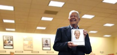  Jimmy Carter với cuốn sách mới được xuất bản của ông mang tựa đề A Full Life: Reflections at Ninety.