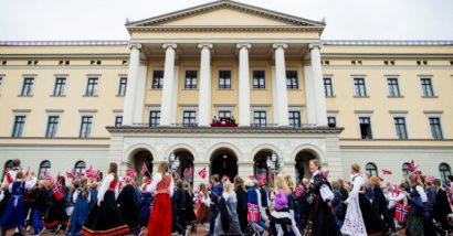  Diễu hành của trẻ em Na Uy trước Cung điện hoàng gia, Oslo, nhân ngày Quốc Khánh 17/05/2017. Ảnh Reuters