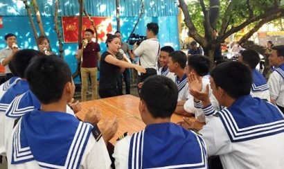  Đoàn ca múa kịch Thái Bình biểu diễn trên đảo Trường Sa Đông