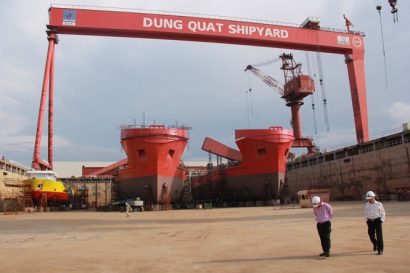 Một góc nhà máy đóng tàu Dung Quất đang thua lỗ - Ảnh: TRẦN MAI