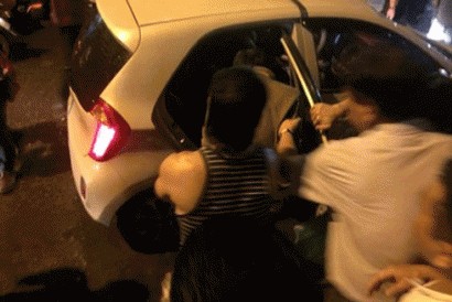  Công an Hà Nội đưa một đối tượng phạm tội về trụ sở sau nhiều giờ thương thuyết.