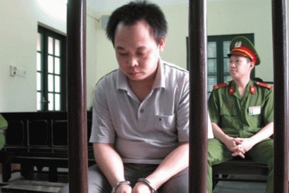 Đối tượng Trần Thanh Bình ra tòa.