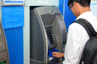  Khách hàng cần quan tâm hơn đến việc bảo mật thông tin thẻ ATM để an toàn tài khoản Ảnh: Tấn Thạnh