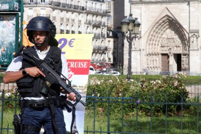  Cảnh sát Pháp canh gác khu vực nhà thờ Đức Bà ở Paris sau vụ tấn công ngày 6-6 - Ảnh: Reuters