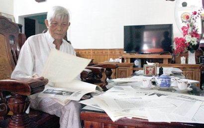 Tuổi 88, nhà báo Phong Trần tóc đã bạc, da đã mồi vẫn hăng say khi nói về việc chống tiêu cực - Ảnh: CÔNG TRIỆU