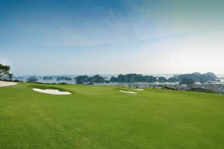  Một góc sân golf đã hoàn tất với fairway lượn sóng và thảm cỏ xanh mịn 
