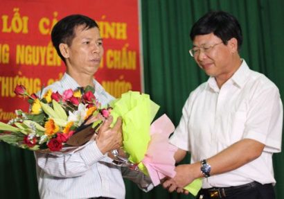 Ông Nguyễn Thanh Chấn (bên trái) trong buổi lễ xin lỗi do bị kết án oan