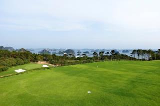 Khung cảnh Vịnh Hạ Long ngoạn mục nhìn từ sân golf