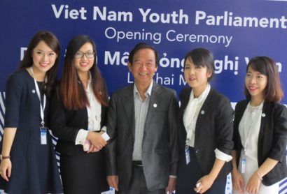 GS. Nguyễn Lân Dũng (giữa) và các sinh viên trẻ của VNYP