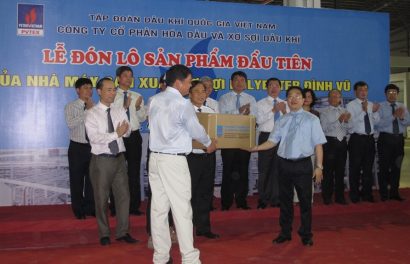Vào năm 2011 các lãnh đạo PVN và Nhà máy sản xuất xơ sợi polyeste Đình Vũ – Hải Phòng đón lô sản phẩm đầu tiên của Nhà máy. Và giờ đây dự án Nhà máy này đang “đắp chiếu” với khoản lỗ 2.700 tỷ đồng. 