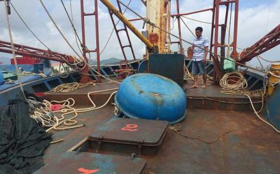 Một trong số 05 tàu vỏ thép do Công ty Đại Nguyên Dương đóng bằng thép Trung Quốc có mặt boong bị bong tróc, gỉ sét nặng…