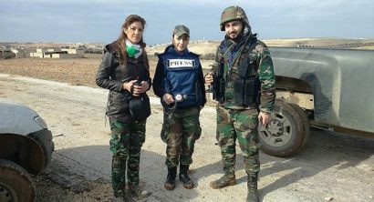  Hai nữ phóng viên cùng một đồng nghiệp nam nơi chiến sự 