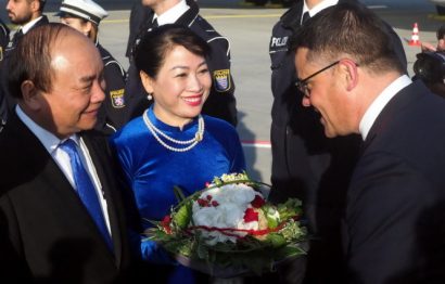 Bộ trưởng Khoa học và nghệ thuật bang Hessen Boris Rhein tặng hoa cho Thủ tướng Nguyễn Xuân Phúc và phu nhân tại sân bay quốc tế Frankfurt sáng 5-7- Ảnh: Quỳnh Trung