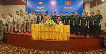  Trung tướng Hoàng Xuân Chiến, Ủy viên Trung ương Đảng, Tư lệnh BĐBP Việt Nam ký kết biên bản phối hợp với Đại tướng Sok Phal, Tổng Cục trưởng Tổng cục Di trú Campuchia