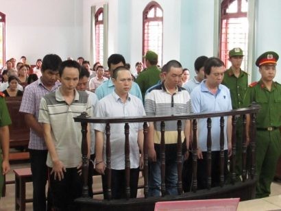  Các bị cáo nghe tòa tuyên án chiều 11-7. Ảnh: NN