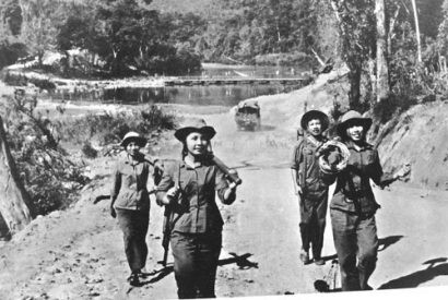 Hình ảnh quen thuộc của các nữ thanh niên xung phong thời chiến với nhiệm vụ mở đường, dò bom, tham gia chiến đấu. 