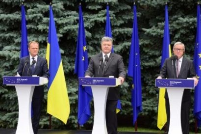  Tổng thống Ukraine P. Poroshenko (giữa) cùng Chủ tịch Uỷ ban châu Âu Jena Klaus Juncker (phải) và Chủ tịch Hội đồng châu Âu Donald Tusk (trái)