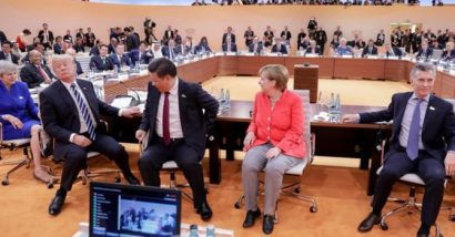 Từ trái qua: Thủ tướng Anh, Tổng thống Mỹ, Chủ tịch Trung Quốc, Thủ tướng Đức và Tổng thống Argentina: Hy vọng giữa hai ông Trump và Tập chỉ là chuyện dịch ghế để không va chạm chứ không có gì nghiêm trọng. Ảnh Getty Images