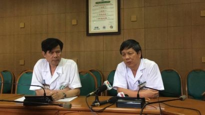  GS Nguyễn Gia Bình (phải) và bác sĩ Nguyễn Hữu Dũng thông tin tới báo chí