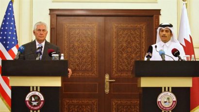  Ngoại trưởng Mỹ Rex Tillerson (trái) và Ngoại trưởng Qatar Mohammed bin Abdulrahman al-Thani tại cuộc họp báo chung ở Doha ngày 11-7 - Ảnh: Reuters