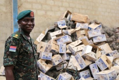  Binh lính bảo vệ đoàn kiểm tra của chính phủ Gambia lục soát tài sản của ông Jammeh. Ảnh: Reuters.