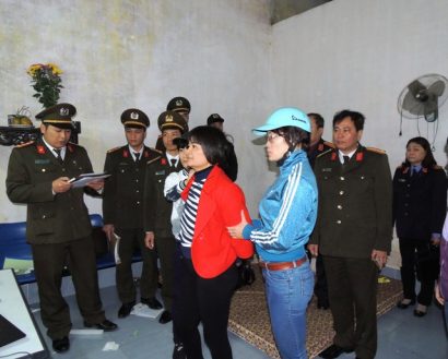 Cơ quan An ninh điều tra Công an tỉnh Hà Nam công bố lệnh bắt tạm giam và khám xét nơi ở đối với Trần Thị Nga ngày 21/1 (áo đỏ) ảnh: Công an Hà Nam 