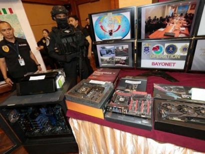  Cảnh sát đã tịch thu được các máy tính cùng các dữ liệu điều hành trang web AlphaBay.com tại nhà của hai nghi phạm ở Thái Lan. Ảnh: BANGKOK POST