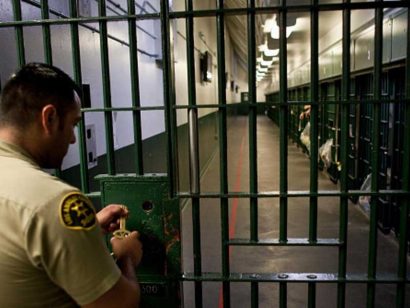  Cảnh sát California mở cửa phòng giam chuẩn bị cho một nghi phạm tại ngoại sau khi đã đóng bảo lĩnh. Ảnh: LATIMES 