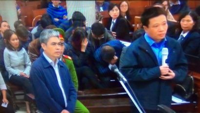 Bị cáo Hà Văn Thắm và Nguyễn Xuân Sơn tại phiên tòa sơ thẩm xử vụ án này tháng 3-2017 - Ảnh: Thân Hoàng