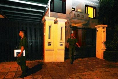 Công an khám xét nhà của nguyên Chủ tịch Tập đoàn dầu khí Nguyễn Xuân Sơn tháng 7-2015 - Ảnh: Nguyễn Khánh