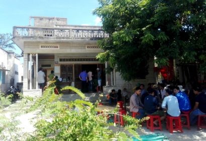  Cơ quan chức năng tổ chức khám nghiệm tử thi tại nhà nạn nhân. Ảnh: Tuấn Kiệt.